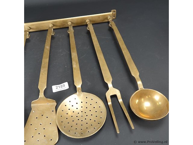 Antiek messing keukenrek met keukengerei - afbeelding 4 van  5