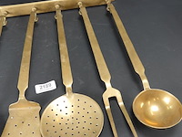 Antiek messing keukenrek met keukengerei - afbeelding 4 van  5