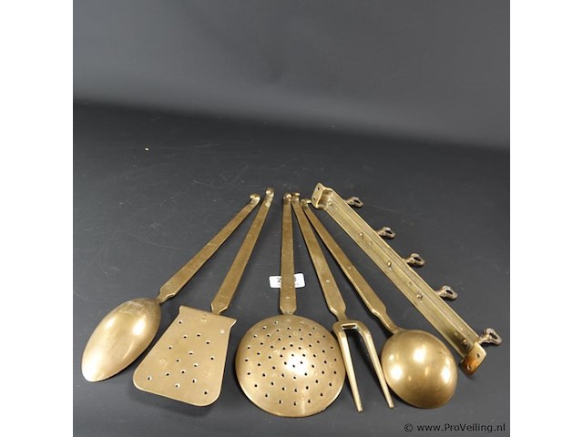 Antiek messing keukenrek met keukengerei - afbeelding 5 van  5