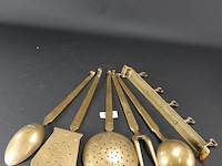 Antiek messing keukenrek met keukengerei - afbeelding 5 van  5