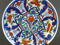 Antiek polychrome delfts aardewerk bord uit de 18e eeuw (vermoedelijk afkomstig van plateelbakkerij de paauw) - afbeelding 2 van  5