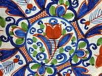 Antiek polychrome delfts aardewerk bord uit de 18e eeuw (vermoedelijk afkomstig van plateelbakkerij de paauw) - afbeelding 3 van  5