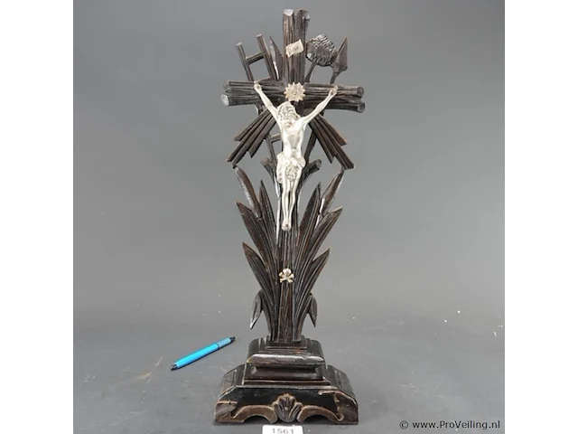 Antiek staand houten kruisbeeld te zijn (een zogeheten arma christi of passiekruis) uit de late 19e of vroege 20e eeuw. met zilvertinnen corpus - afbeelding 1 van  6
