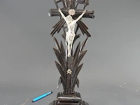 Antiek staand houten kruisbeeld te zijn (een zogeheten arma christi of passiekruis) uit de late 19e of vroege 20e eeuw. met zilvertinnen corpus