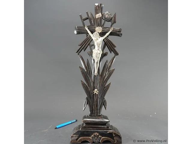 Antiek staand houten kruisbeeld te zijn (een zogeheten arma christi of passiekruis) uit de late 19e of vroege 20e eeuw. met zilvertinnen corpus - afbeelding 2 van  6