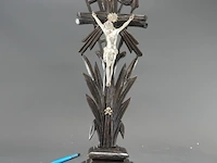 Antiek staand houten kruisbeeld te zijn (een zogeheten arma christi of passiekruis) uit de late 19e of vroege 20e eeuw. met zilvertinnen corpus - afbeelding 2 van  6