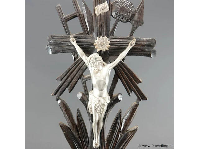 Antiek staand houten kruisbeeld te zijn (een zogeheten arma christi of passiekruis) uit de late 19e of vroege 20e eeuw. met zilvertinnen corpus - afbeelding 3 van  6