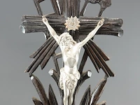Antiek staand houten kruisbeeld te zijn (een zogeheten arma christi of passiekruis) uit de late 19e of vroege 20e eeuw. met zilvertinnen corpus - afbeelding 3 van  6