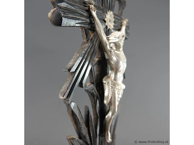 Antiek staand houten kruisbeeld te zijn (een zogeheten arma christi of passiekruis) uit de late 19e of vroege 20e eeuw. met zilvertinnen corpus - afbeelding 4 van  6