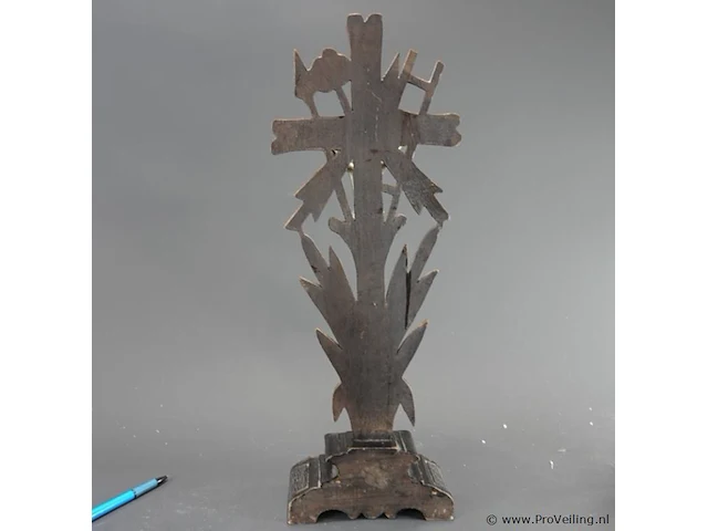 Antiek staand houten kruisbeeld te zijn (een zogeheten arma christi of passiekruis) uit de late 19e of vroege 20e eeuw. met zilvertinnen corpus - afbeelding 5 van  6