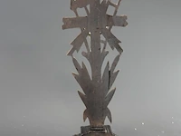 Antiek staand houten kruisbeeld te zijn (een zogeheten arma christi of passiekruis) uit de late 19e of vroege 20e eeuw. met zilvertinnen corpus - afbeelding 5 van  6