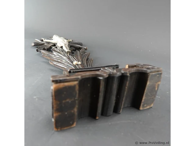 Antiek staand houten kruisbeeld te zijn (een zogeheten arma christi of passiekruis) uit de late 19e of vroege 20e eeuw. met zilvertinnen corpus - afbeelding 6 van  6
