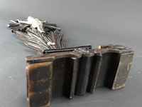 Antiek staand houten kruisbeeld te zijn (een zogeheten arma christi of passiekruis) uit de late 19e of vroege 20e eeuw. met zilvertinnen corpus - afbeelding 6 van  6