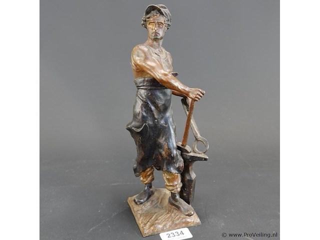 Antiek standbeeld van een smid, waarschijnlijk van brons of gepatineerd zink. - afbeelding 1 van  5