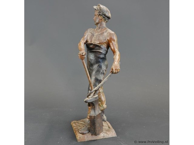 Antiek standbeeld van een smid, waarschijnlijk van brons of gepatineerd zink. - afbeelding 2 van  5