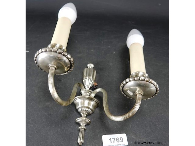 Antiek tinnen wandkandelaar tot lamp gemaakt - afbeelding 1 van  5