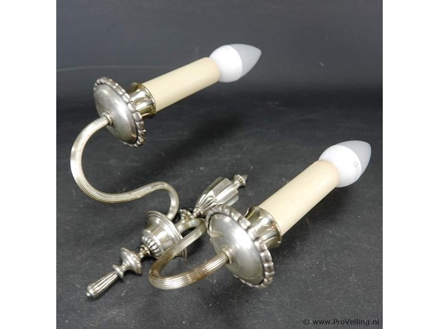 Antiek tinnen wandkandelaar tot lamp gemaakt - afbeelding 2 van  5