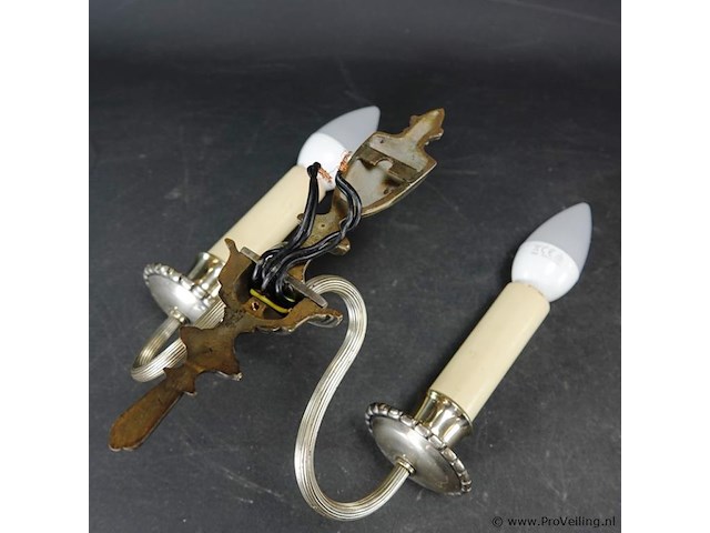 Antiek tinnen wandkandelaar tot lamp gemaakt - afbeelding 5 van  5