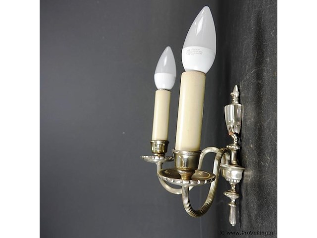 Antiek tinnen wandkandelaar tot lamp gemaakt - afbeelding 3 van  5