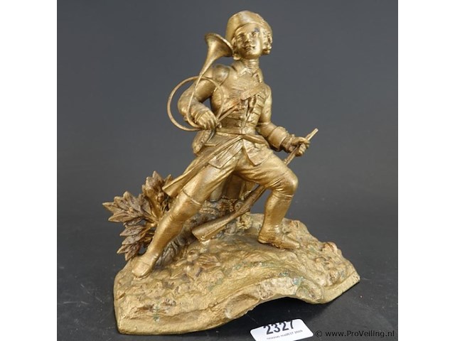 Antiek vergulde zamak of spelter beeld van een jager of militaire hoornblazer - afbeelding 1 van  5