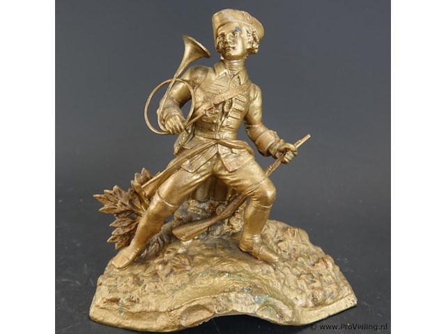 Antiek vergulde zamak of spelter beeld van een jager of militaire hoornblazer - afbeelding 2 van  5