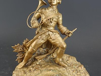 Antiek vergulde zamak of spelter beeld van een jager of militaire hoornblazer - afbeelding 2 van  5