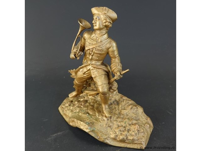 Antiek vergulde zamak of spelter beeld van een jager of militaire hoornblazer - afbeelding 3 van  5