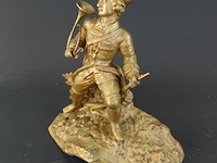 Antiek vergulde zamak of spelter beeld van een jager of militaire hoornblazer - afbeelding 3 van  5