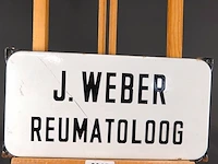 Antiek wit geëmailleerd deurbord of naamplaat met zwarte letters met de tekst "j. weber reumatoloog"