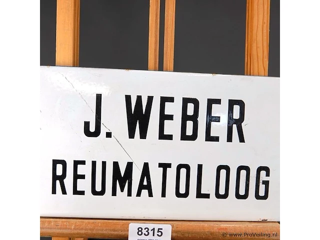 Antiek wit geëmailleerd deurbord of naamplaat met zwarte letters met de tekst "j. weber reumatoloog" - afbeelding 2 van  4