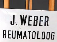 Antiek wit geëmailleerd deurbord of naamplaat met zwarte letters met de tekst "j. weber reumatoloog" - afbeelding 2 van  4