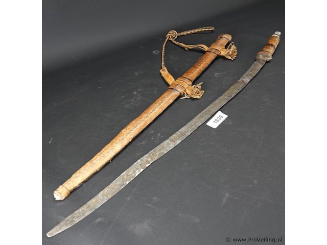 Antiek zwaard met lederen heft en lederen schede - afbeelding 1 van  5