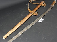 Antiek zwaard met lederen heft en lederen schede - afbeelding 1 van  5