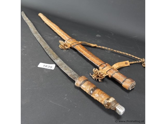 Antiek zwaard met lederen heft en lederen schede - afbeelding 2 van  5