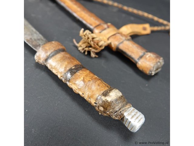 Antiek zwaard met lederen heft en lederen schede - afbeelding 3 van  5