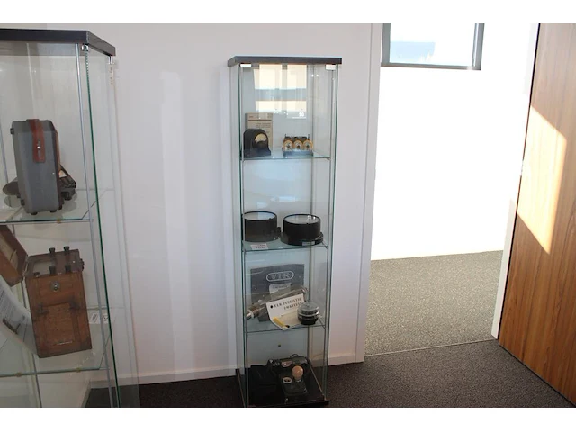 Antieke apparatuur in vitrinekast w.o. ampèremeter, voltmeter, lamp en camera exclusief kast - afbeelding 1 van  2