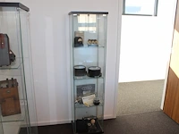 Antieke apparatuur in vitrinekast w.o. ampèremeter, voltmeter, lamp en camera exclusief kast