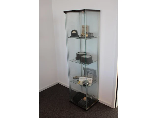 Antieke apparatuur in vitrinekast w.o. ampèremeter, voltmeter, lamp en camera exclusief kast - afbeelding 2 van  2