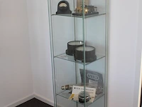 Antieke apparatuur in vitrinekast w.o. ampèremeter, voltmeter, lamp en camera exclusief kast - afbeelding 2 van  2