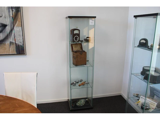 Antieke apparatuur in vitrinekast w.o. volt-, en ohm meter en labeltang. exclusief kast - afbeelding 1 van  2