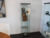 Antieke apparatuur in vitrinekast w.o. volt-, en ohm meter en labeltang. exclusief kast
