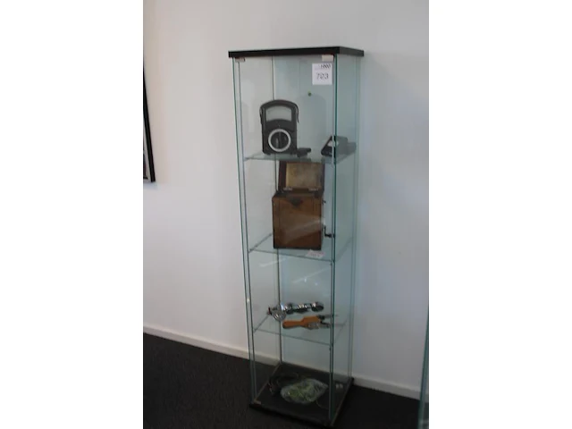 Antieke apparatuur in vitrinekast w.o. volt-, en ohm meter en labeltang. exclusief kast - afbeelding 2 van  2