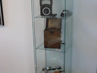 Antieke apparatuur in vitrinekast w.o. volt-, en ohm meter en labeltang. exclusief kast - afbeelding 2 van  2