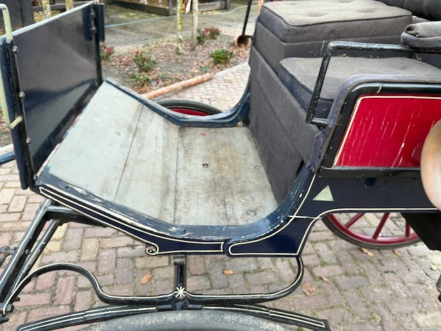 Antieke autowagen - afbeelding 10 van  21