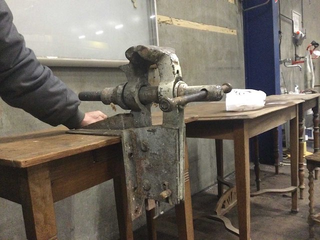 Antieke bankschroef - afbeelding 1 van  3