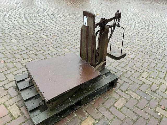 Antieke bascule vloerweegschaal - afbeelding 1 van  9