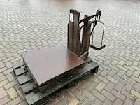 Antieke bascule vloerweegschaal - afbeelding 1 van  9
