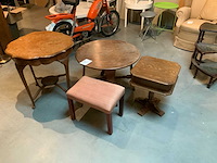 Antieke bijzettafels en vintage bankje (3x) - afbeelding 1 van  5