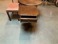 Antieke bijzettafels en vintage bankje (3x) - afbeelding 2 van  5
