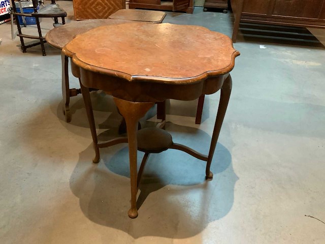 Antieke bijzettafels en vintage bankje (3x) - afbeelding 4 van  5